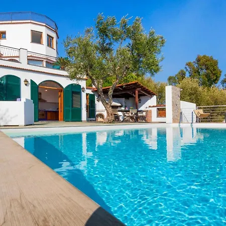 Sleeps 12 Pool Wifi Torca